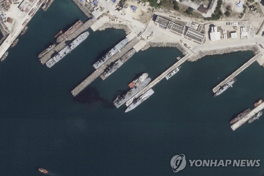 운항불능 상태로 입항한 러시아 군함 [AP 연합뉴스]